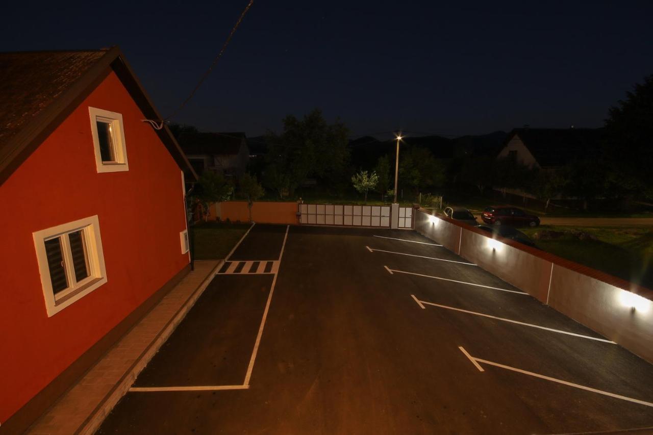 Apartments Sweet Home Otocac Bagian luar foto