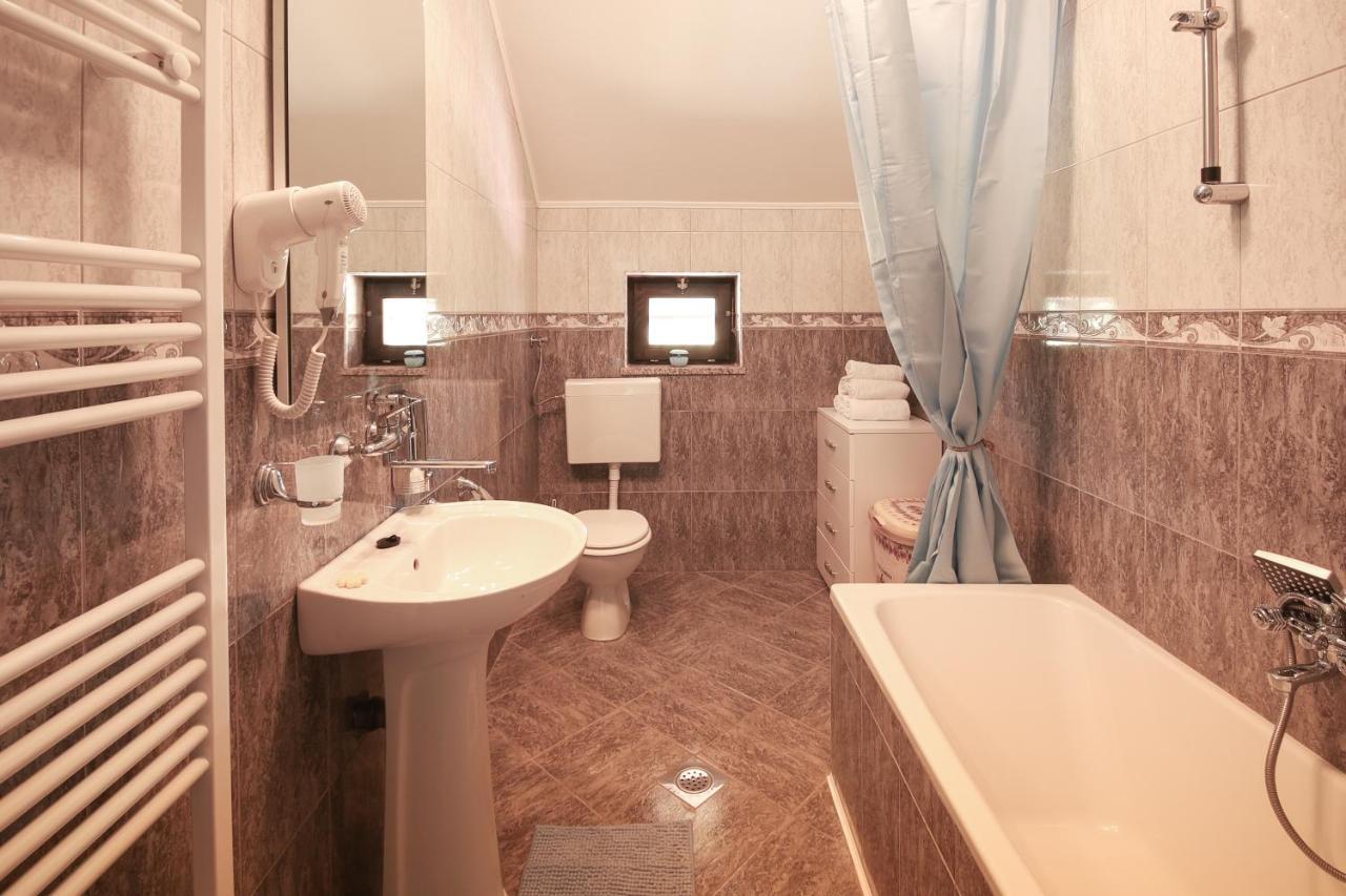 Apartments Sweet Home Otocac Bagian luar foto